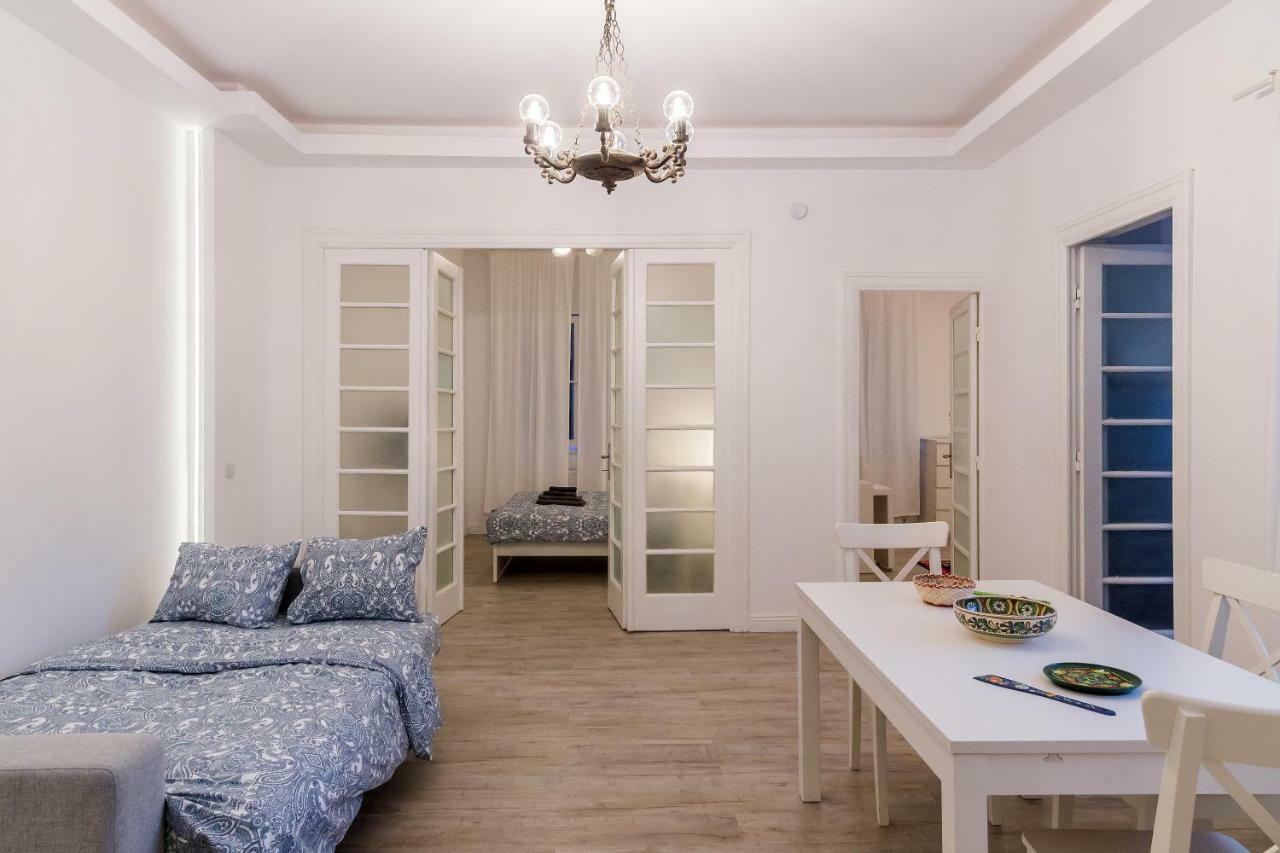 Ferienwohnung White Nights Of Old Town Bukarest Exterior foto